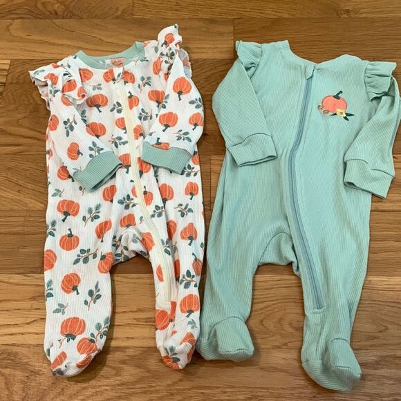 Tahari baby fall sleepers set of 2 size 0-3 months - Picture 1 of 6